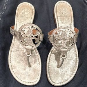 Tory Burch classic emblem flip flop in metallic silver